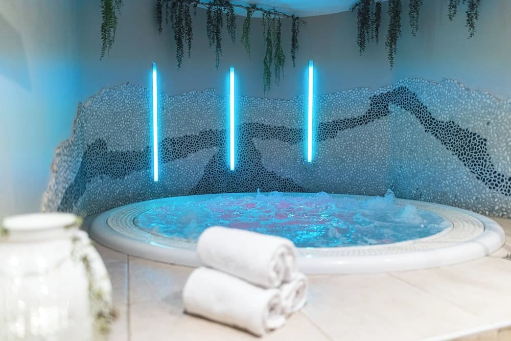 Indoor spa tub