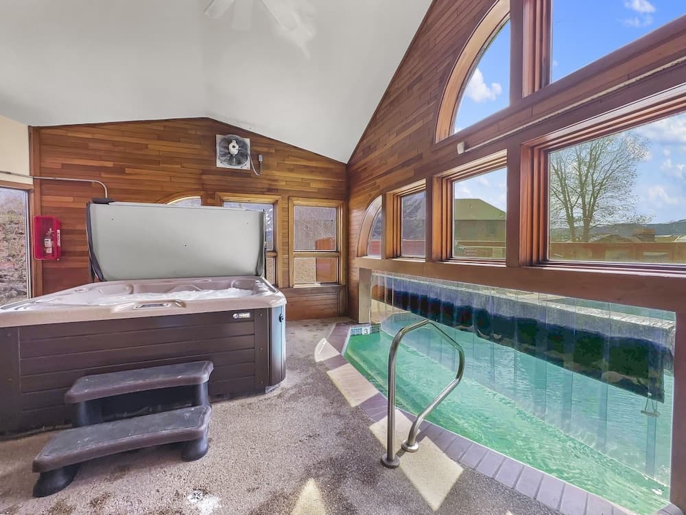 Indoor spa tub