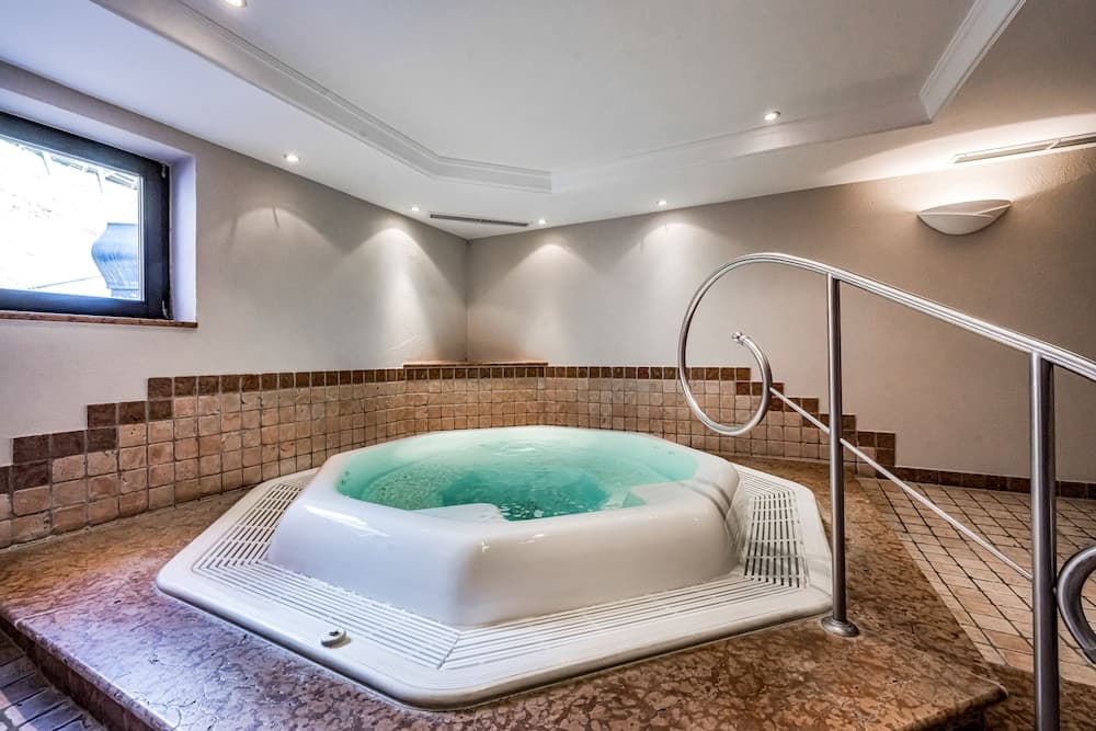 Indoor spa tub
