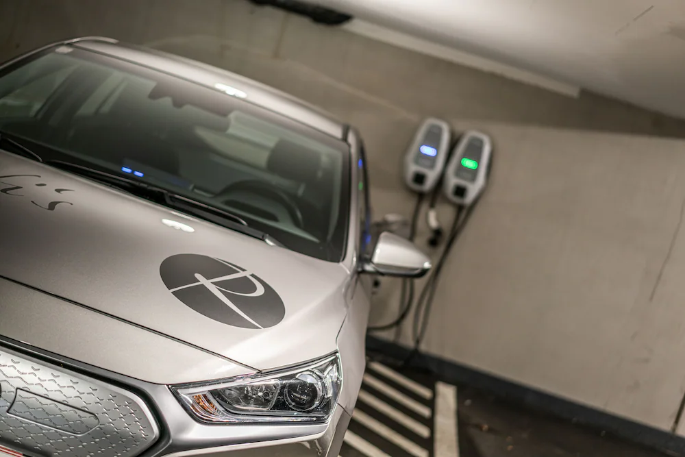 Electric vehicle charging station