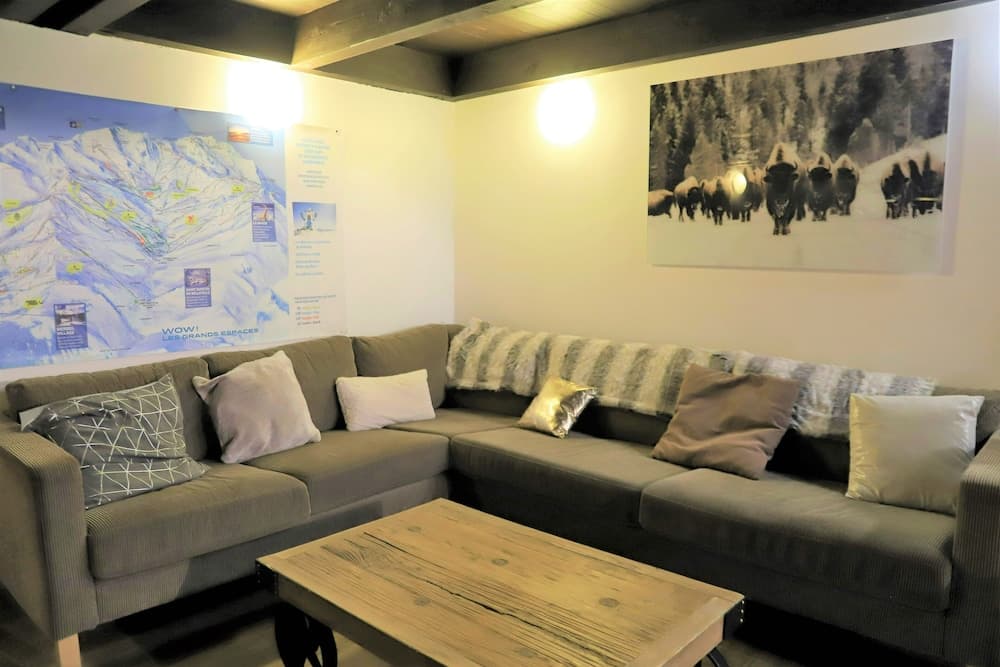 Lobby lounge