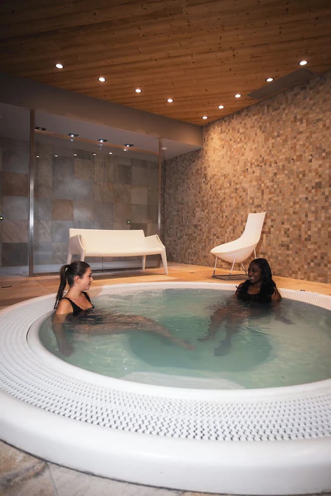 Indoor spa tub