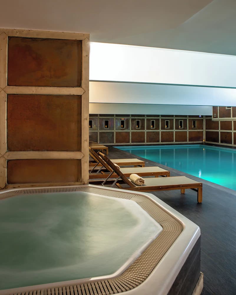 Indoor spa tub