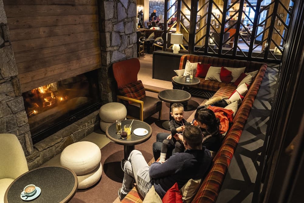Lobby lounge