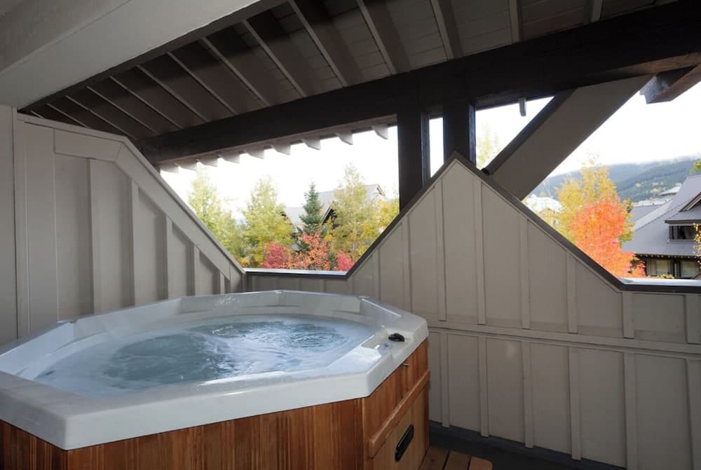 Private spa tub