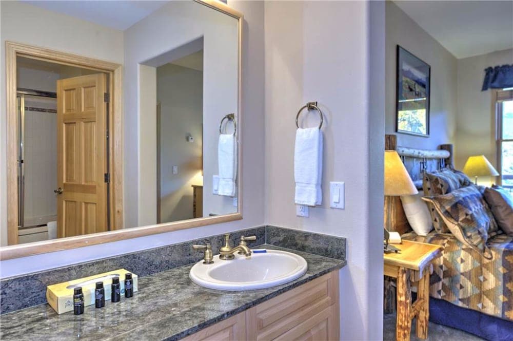 Bathroom sink