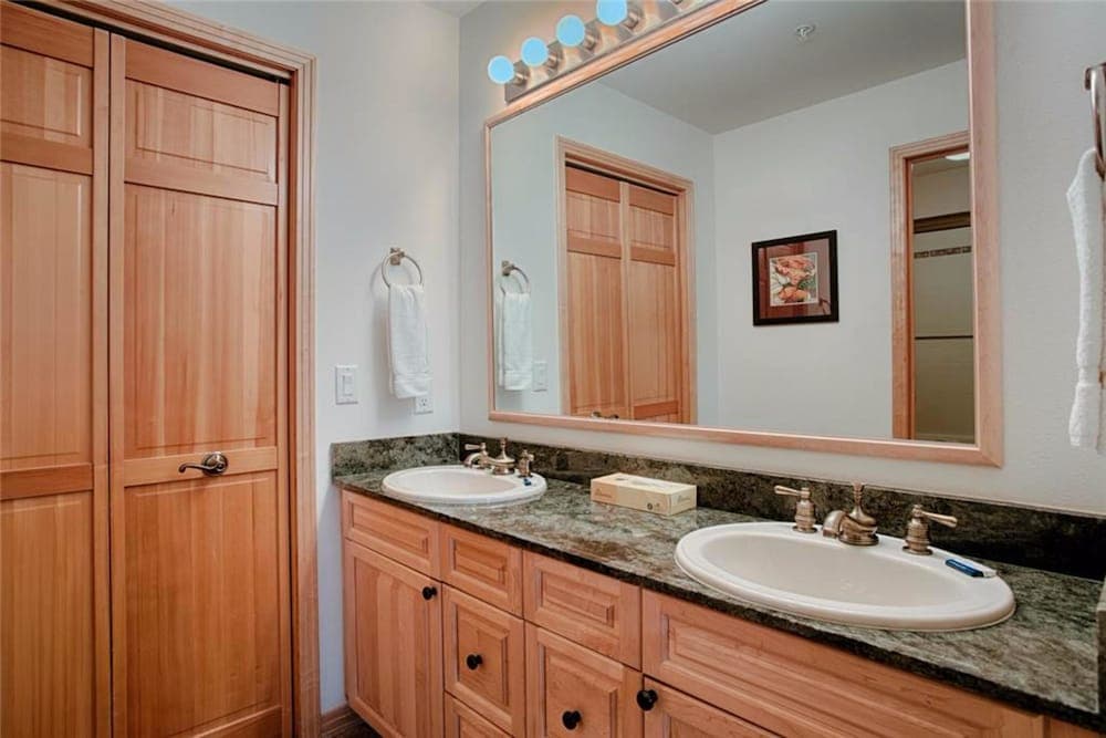 Bathroom sink