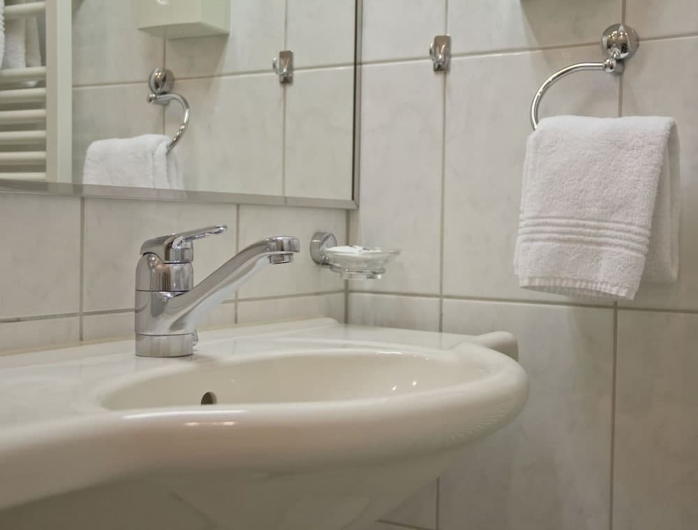 Bathroom sink