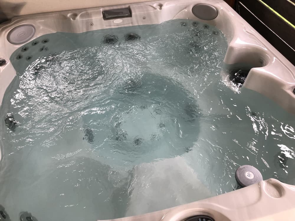 Jetted tub