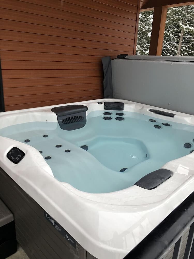 Private spa tub