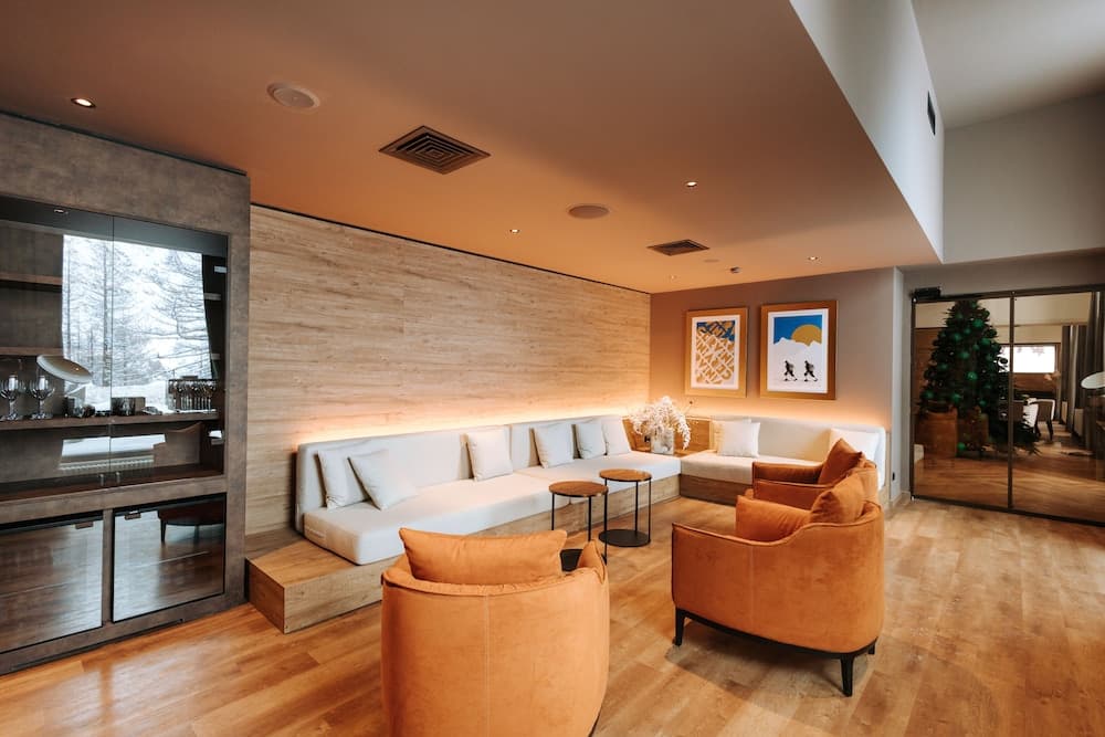 Lobby lounge
