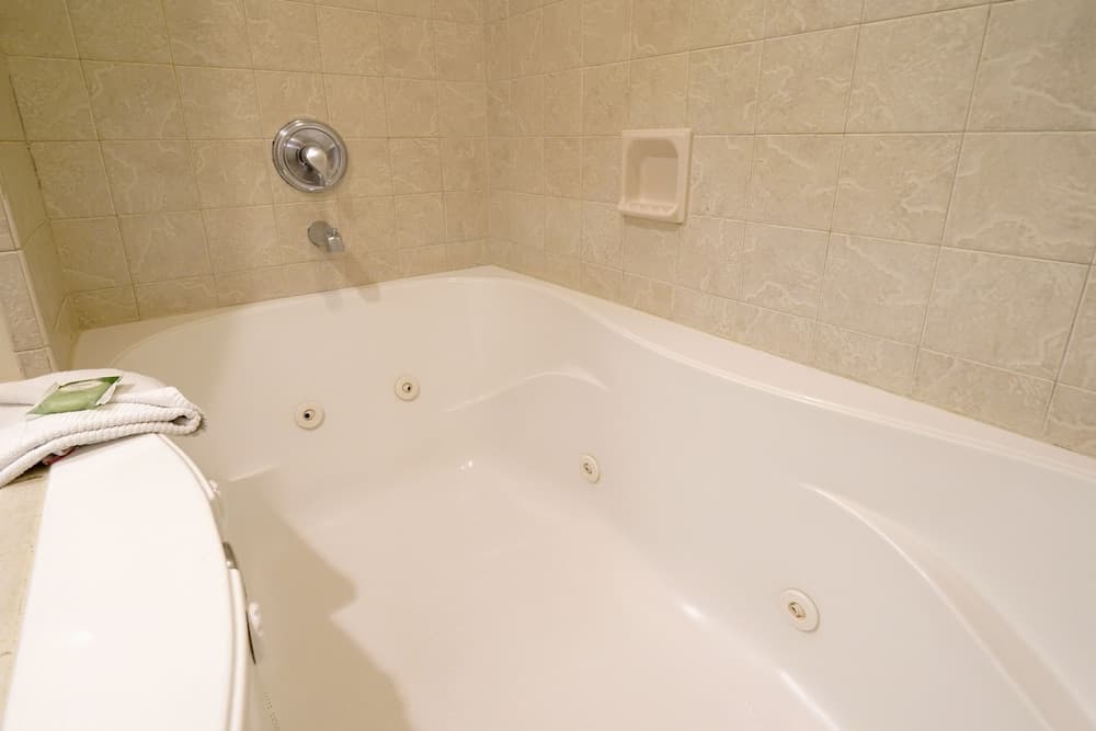 Jetted tub