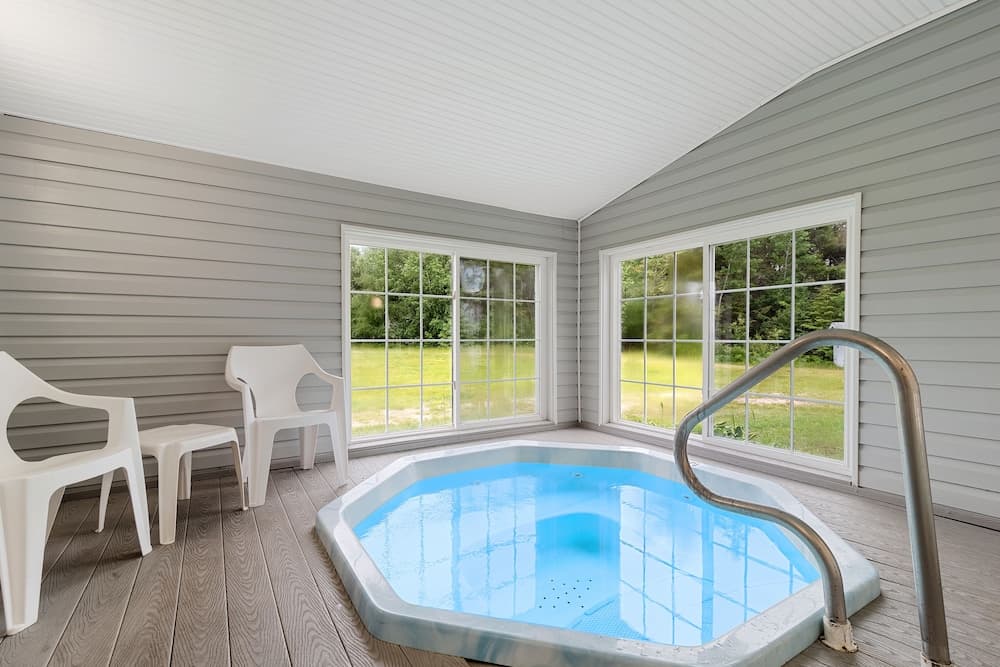 Indoor spa tub