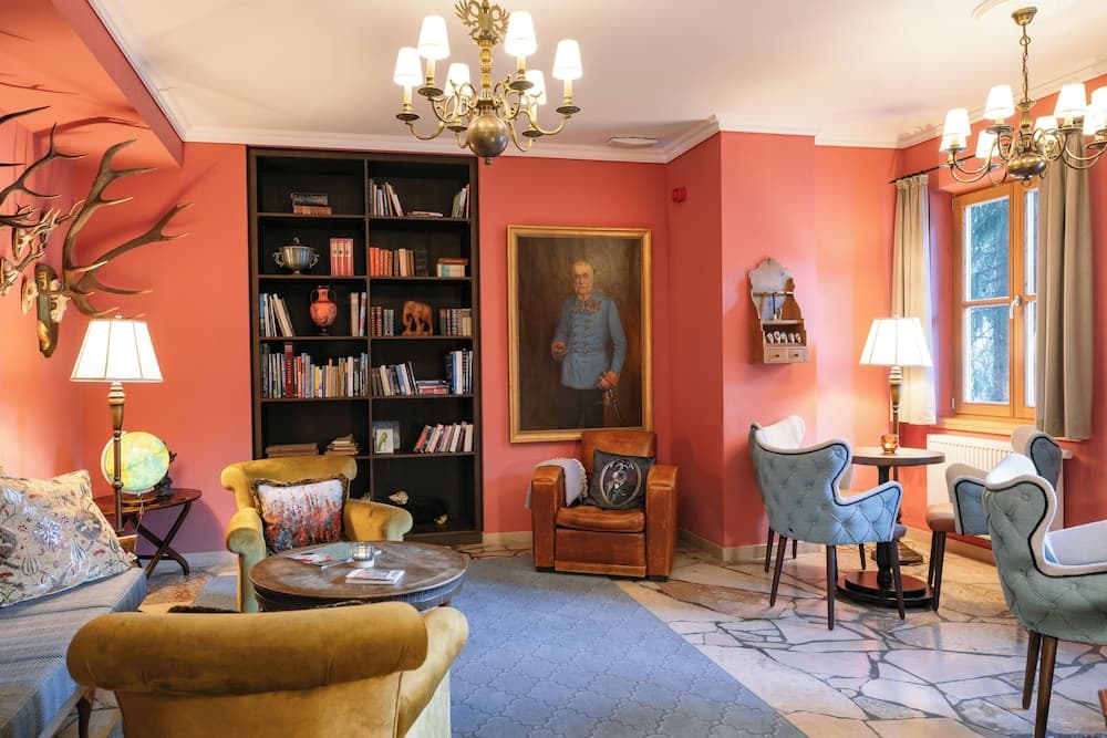 Lobby lounge
